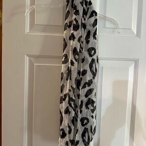 4 Scarfs!!!  See pics for details.